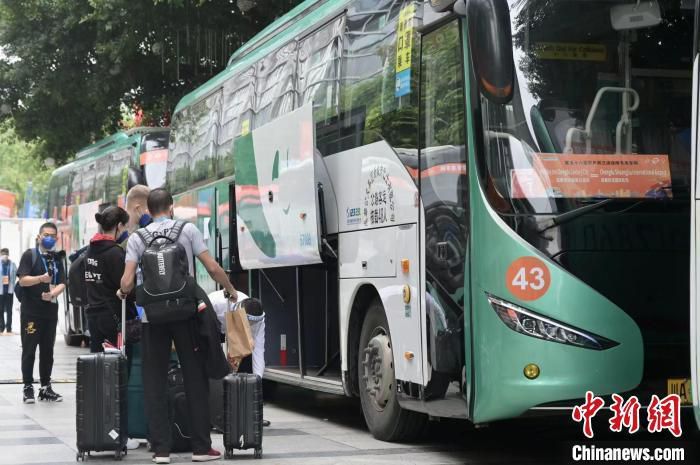 近年来在《唐人街探案》《我的姐姐》《盛夏未来》等电影中表现亮眼的张子枫，此次将挑战扮演视障人士，与刘德华共同演绎一对默契十足又矛盾重重的父女